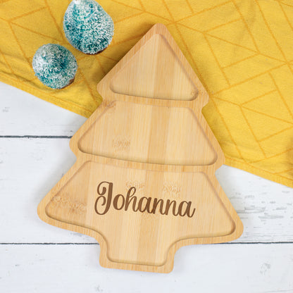 Personalisiertes Weihnachtsbaum Servierbrett aus Bambus mit graviertem Namen Johanna und winterlicher Dekoration