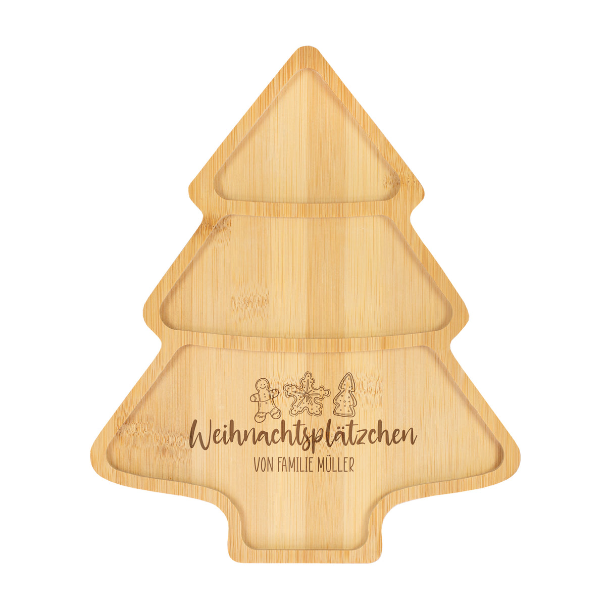 Freigestelltes Servierbrett aus Bambus in Weihnachtsbaumform mit Gravur „Weihnachtsplätzchen von Familie Müller“
