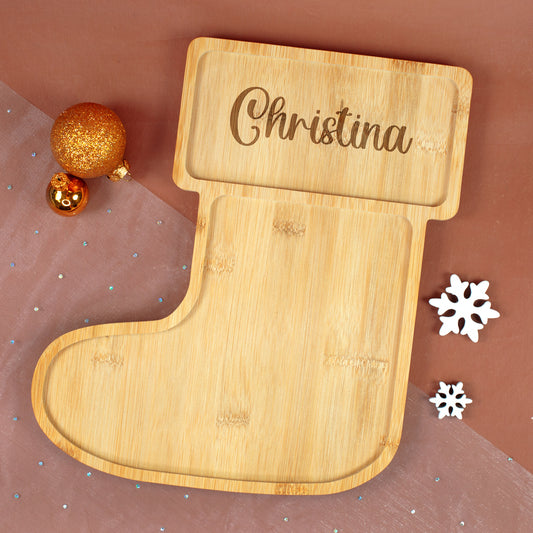 Personalisiertes Bambus Servierbrett in Weihnachtsstiefel- bzw. Sockenform mit graviertem Namen Christina und Weihnachtsdeko