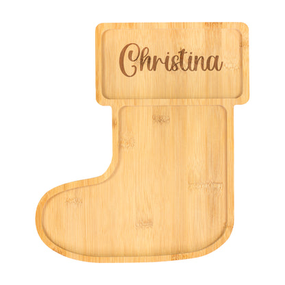 Freigestelltes Bambus Servierbrett in Weihnachtsstiefel- bzw. Sockenform mit graviertem Namen Christina