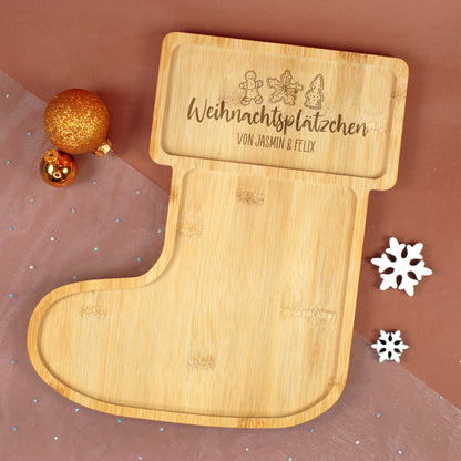 Leerer Bambus Plätzchenteller in Weihnachtsstiefel-Form mit Gravur „Weihnachtsplätzchen“ und Wunschtext