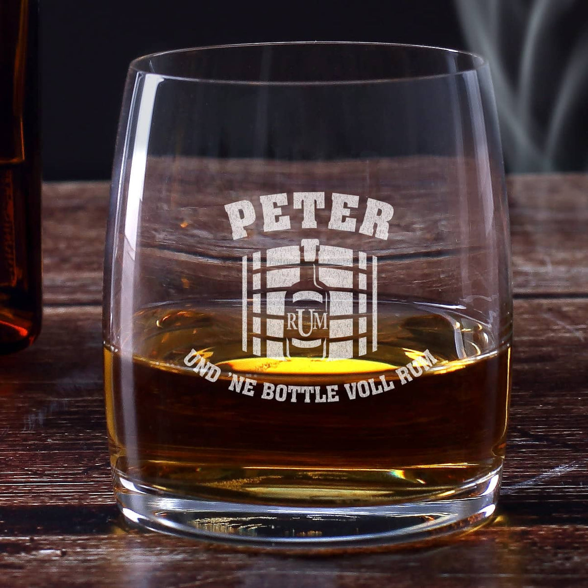 Whiskyglas mit Rum Motiv und Namen graviert