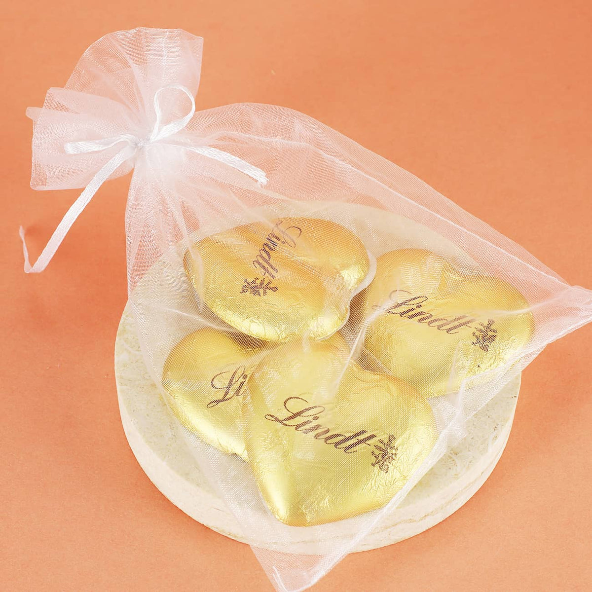 Frohe Ostern - Tasse mit Hasen, Blumen, Name - gefüllt mit Lindt Schokoherzen