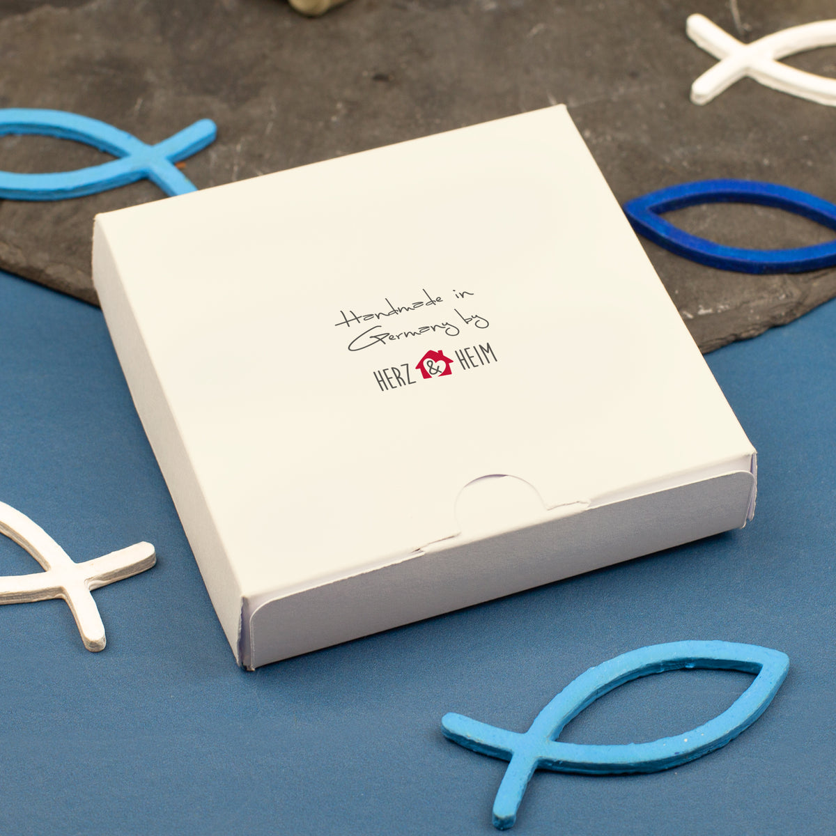 Rückseite der handgemachten Geschenkbox zu Kommunion, Konfirmation, Taufe, Handmade in Germany by Herz&Heim