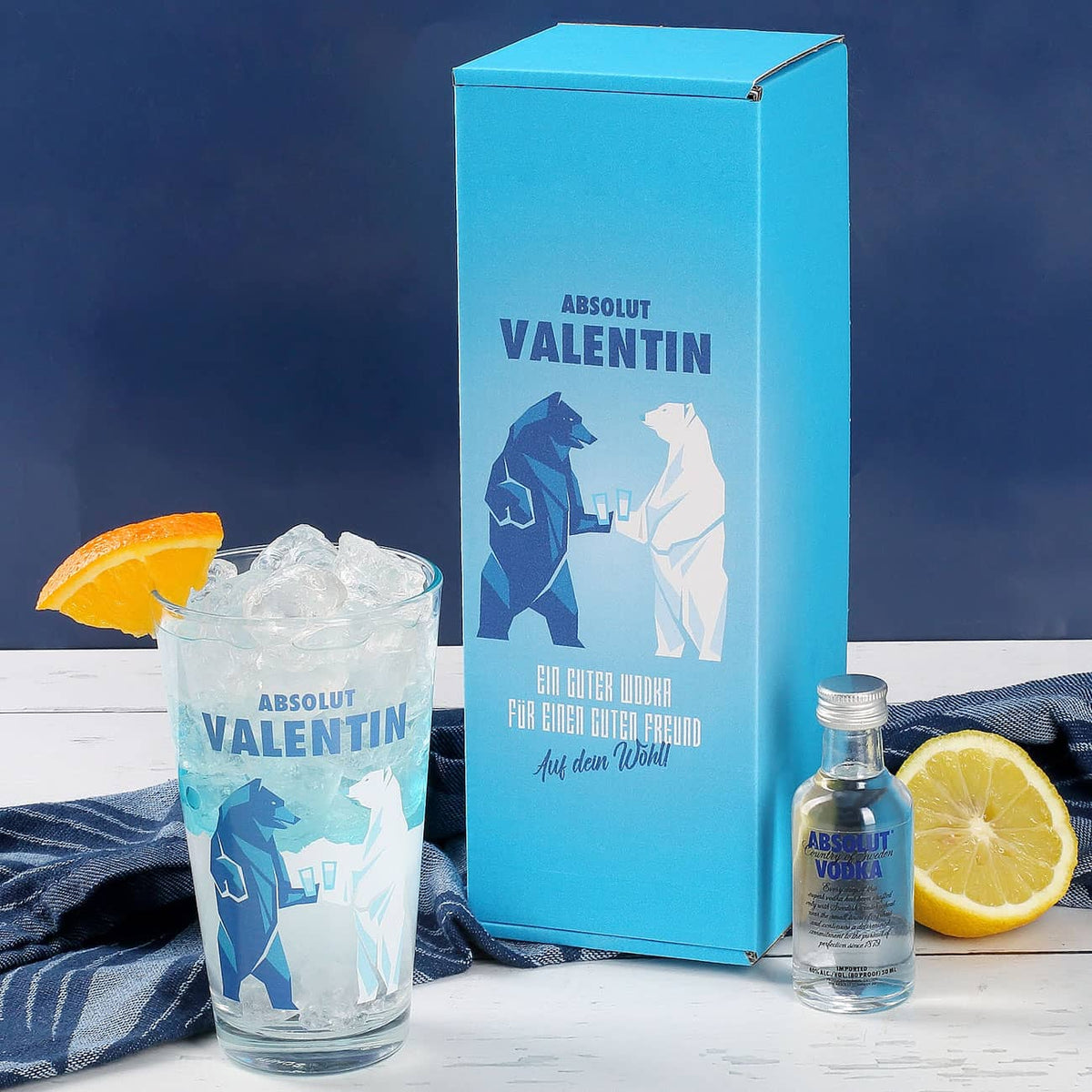 mit Name und trinkenden Eisbären umlaufend bedrucktes Vodka-Glas mit Absolut Vodka Flasche in bedruckter Geschenkverpackung