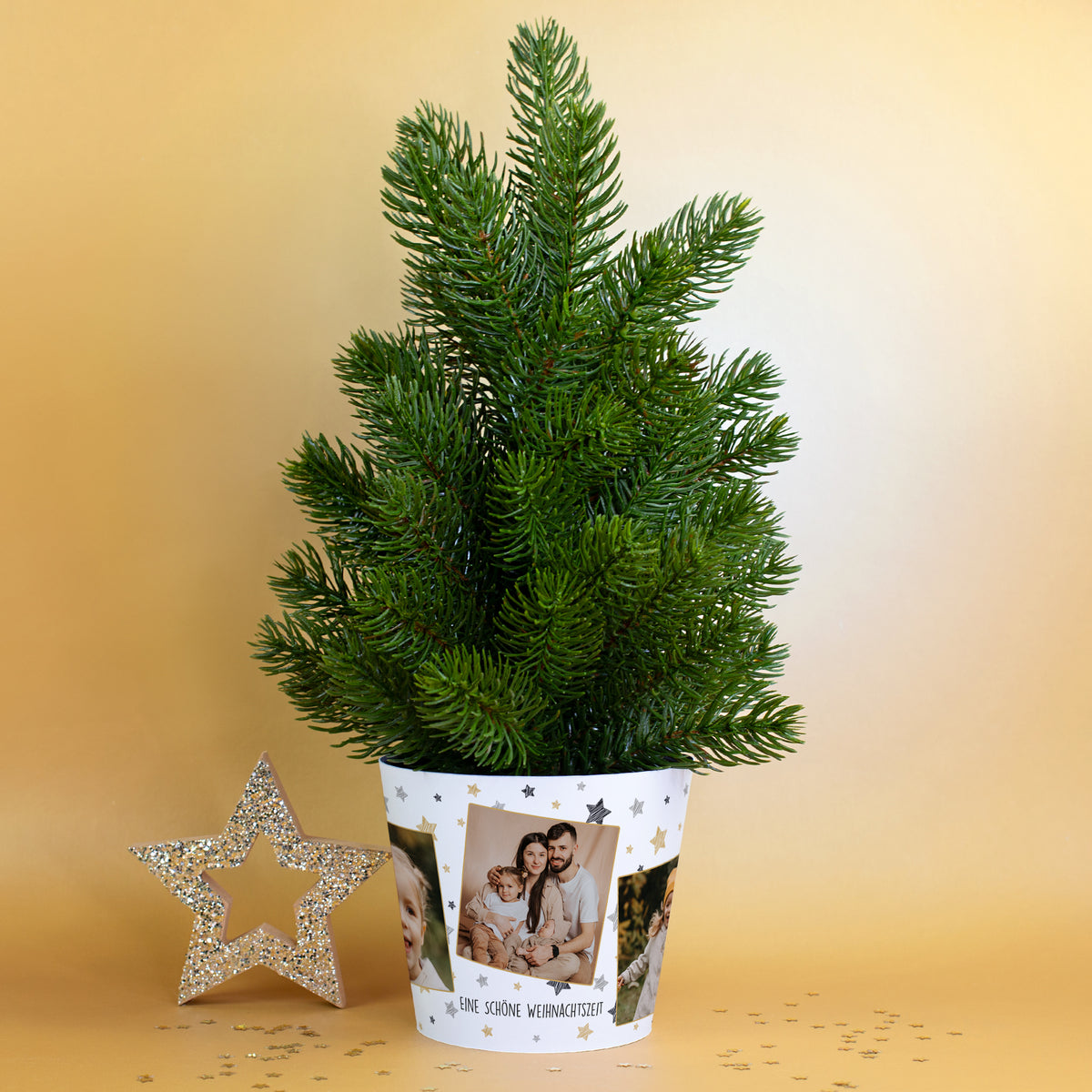 Personalisierter Mini-Weihnachtsbaum mit 3 Fotos und Wunschtext auf Banderole – festliche Dekoidee