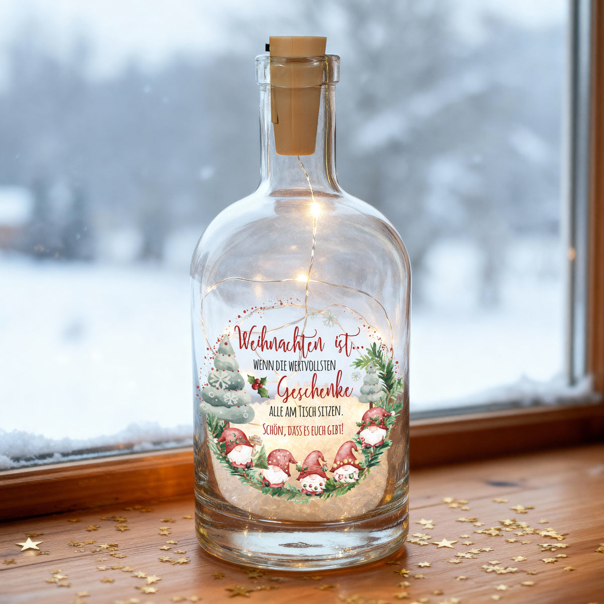 Personalisierte LED Deko-Karaffe mit Wichtelmotiv & Wunschtext | Verschneite Weihnachtsdeko im Glas