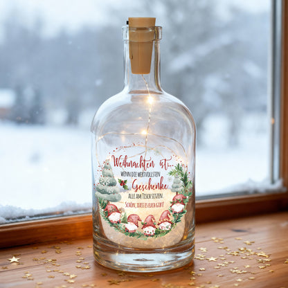 Personalisierte LED Deko-Karaffe mit Wichtelmotiv & Wunschtext | Verschneite Weihnachtsdeko im Glas