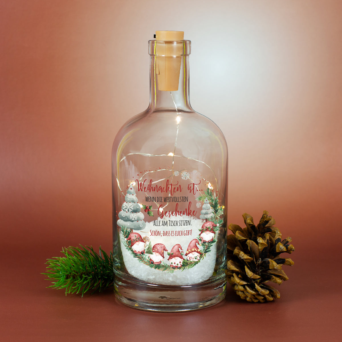 Personalisierte LED Deko-Karaffe mit Wichtelmotiv & Wunschtext | Verschneite Weihnachtsdeko im Glas