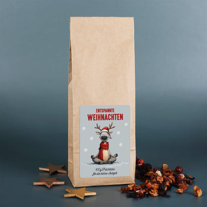 Packung „Entspannte Weihnachten“ Früchtetee mit Yoga-Rentier-Design, 100 Gramm, Bestandteil des Geschenksets.