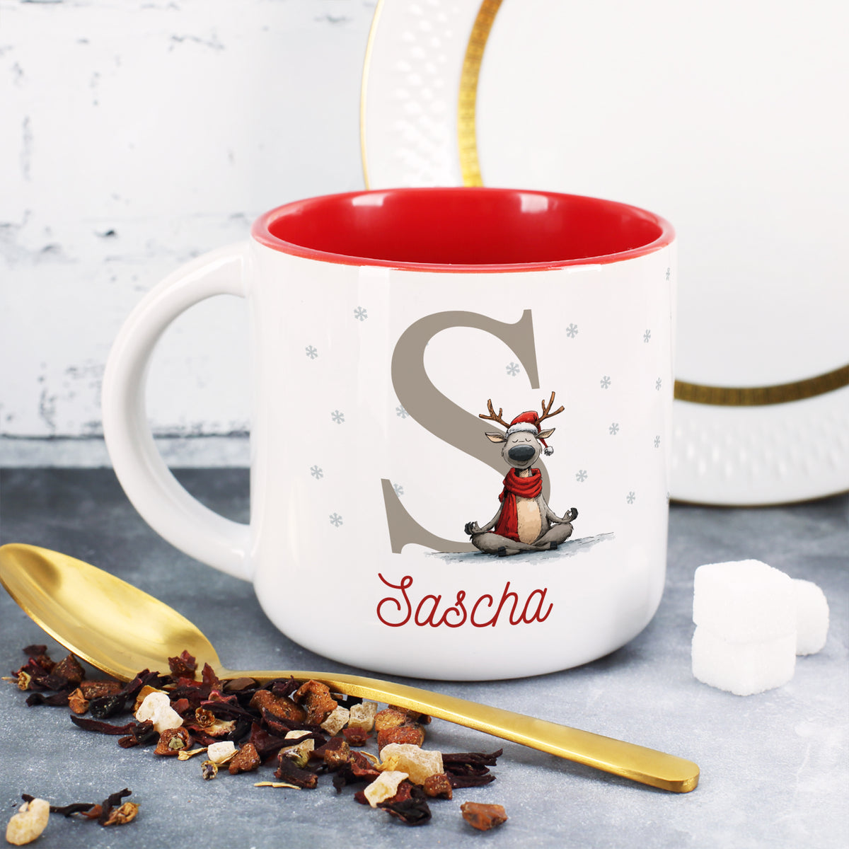Komplettes personalisierbares Weihnachtsgeschenkset mit Yoga-Rentier-Tasse, Früchtetee, Kerze und vier Lindorkugeln.