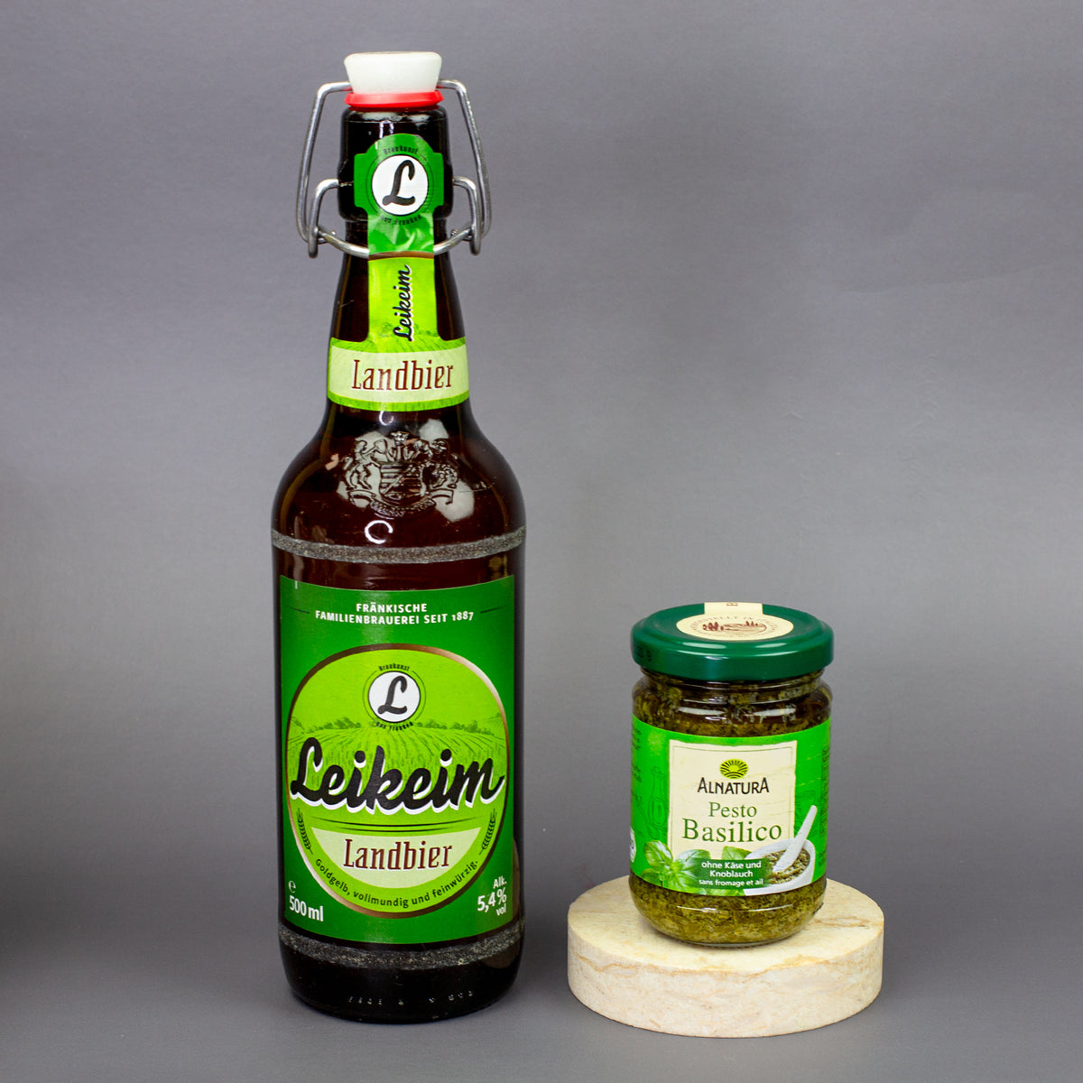 Leikeim Landbier und Alnatura Pesto Basilico als Bestandteil des Handwerker Geschenksets