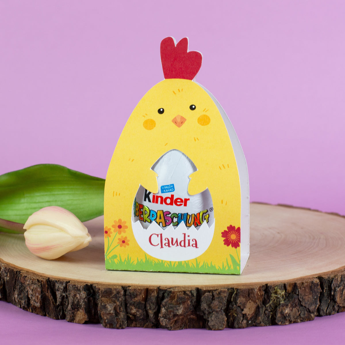 Überraschungsei in gelber Küken-Verpackung mit Name Claudia und Blumenmotiv