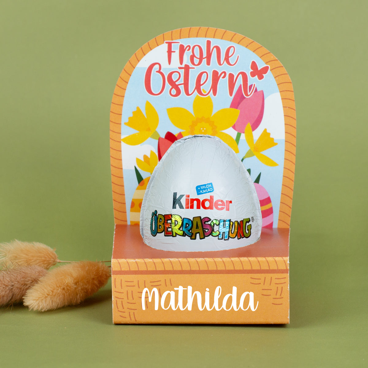 Personalisiertes Überraschungsei zu Ostern mit Blumenmotiv und Name Mathilda auf der Verpackung
