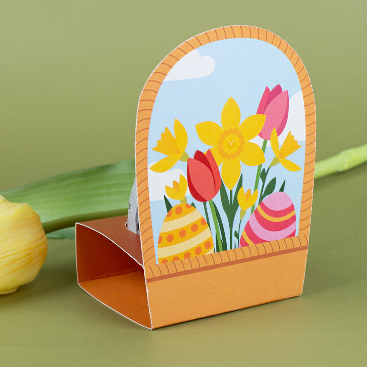 Rückseite der Oster-Geschenkverpackung mit Frühlingsblumen und Ostereiern