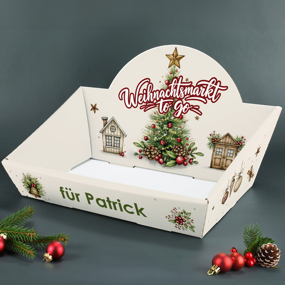 Leerer personalisierter Präsentkorb „Weihnachtsmarkt to go für Patrick“ mit umlaufendem Weihnachtsmotiv und Weihnachtsbaum