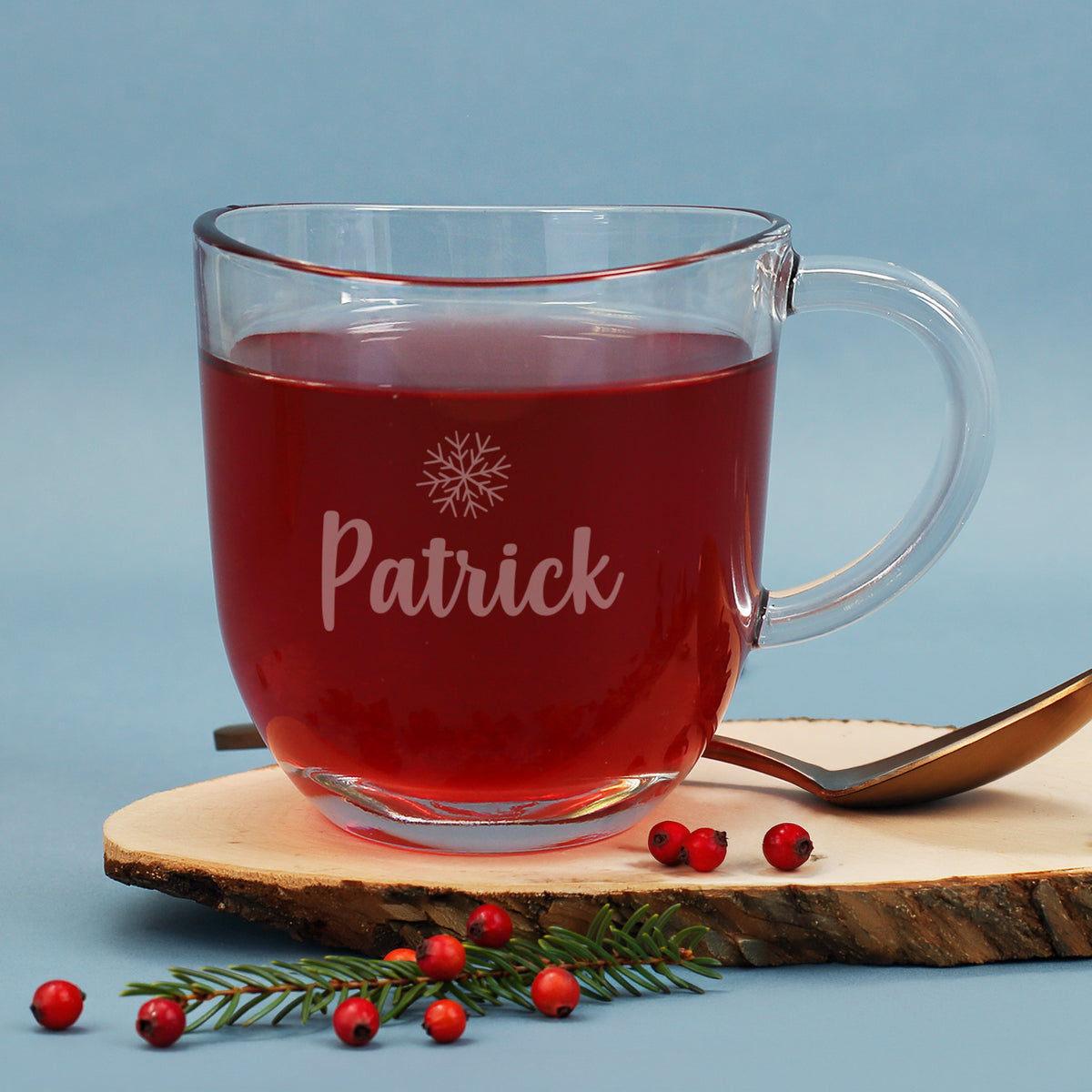 Personalisierte Leonardo Glastasse mit Gravur „Patrick“ und Schneeflocke, gefüllt mit rotem Glühwein in weihnachtlicher Dekoration