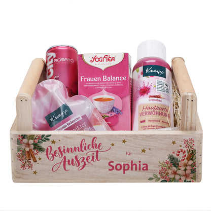 Freigestellter personalisierter Präsentkorb „Besinnliche Auszeit für Sophia“ mit Rosato, Tee und Kneipp Badepflege