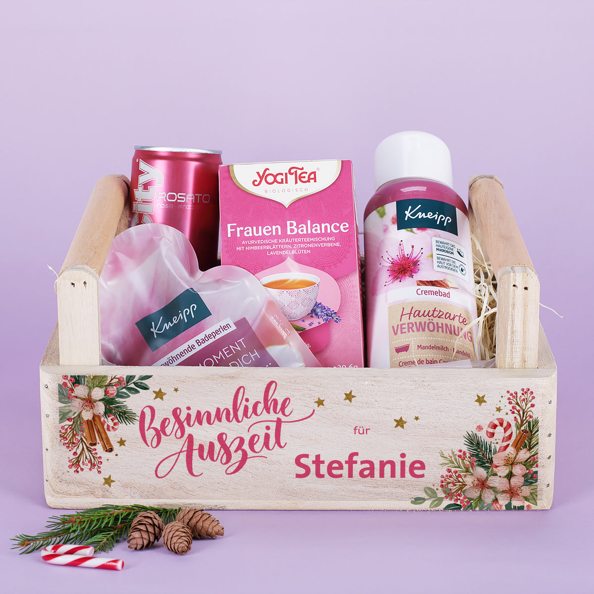 Wellness-Geschenkset zu Weihnachten im Holzkorb mit Aufdruck „Besinnliche Auszeit für Stefanie“, Tee, Rosato und Kneipp Badepflege