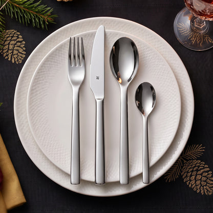 WMF Cromargan Besteck mit Messer, Gabel, Esslöffel und Kaffeelöffel auf festlicher Weihnachtstafel