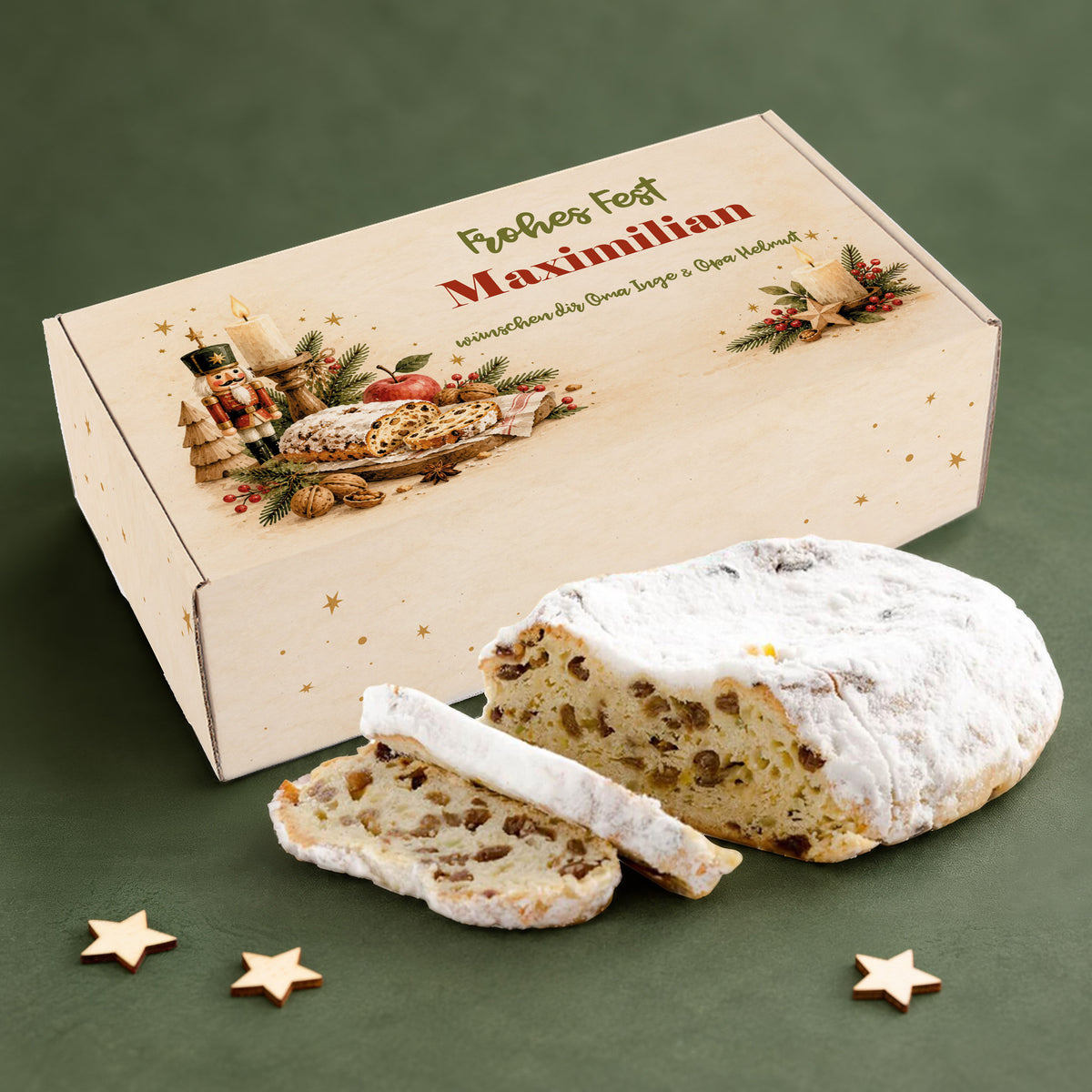 Personalisierter Stollen in Geschenkbox „Frohes Fest“ mit Name und Wunschtext vor grünem Hintergrund