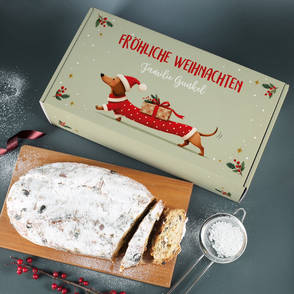 Personalisierte Stollen Geschenkbox mit Weihnachts-Dackel und Rosinenstollen mit angeschnittenen Scheiben