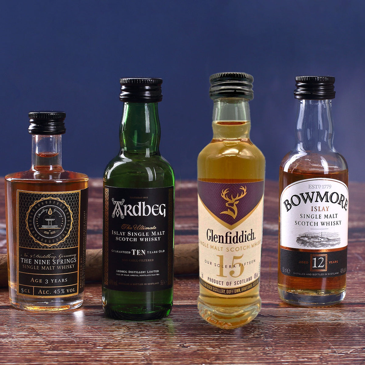 Worlds Favourite Whiskies Geschenkset mit gravierten Gläsern und bedruckter Holzkiste