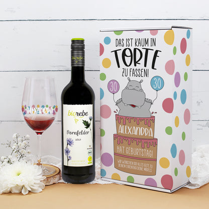 Geschenkset mit Biorebe Dornfelder, personalisiertem Weinglas und bunter Geburtstags-Geschenkbox mit Nilpferd-Motiv