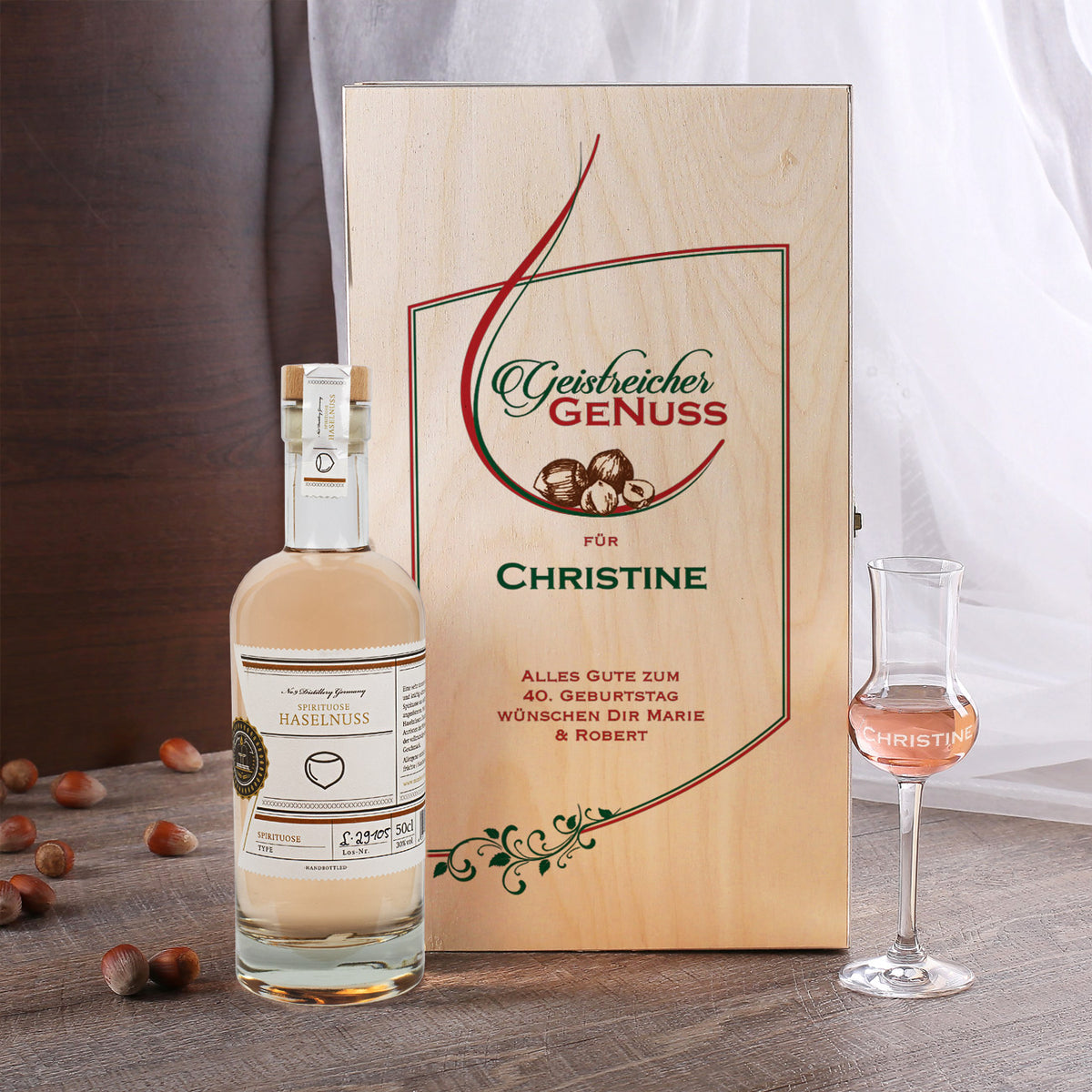 Personalisiertes Geschenkset "Geistreicher Genuss" mit Haselnussschnaps, Grappaglas und Holzbox