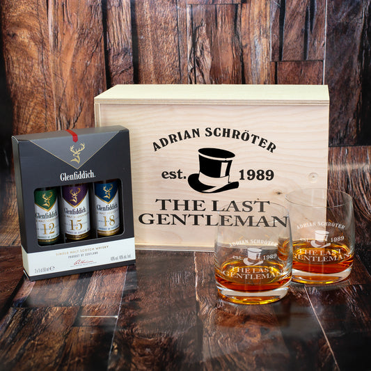 Whisky-Geschenkset mit personalisierter Holzbox „The Last Gentleman Adrian Schröter“, zwei gravierten Gläsern und Glenfiddich Tasting Set