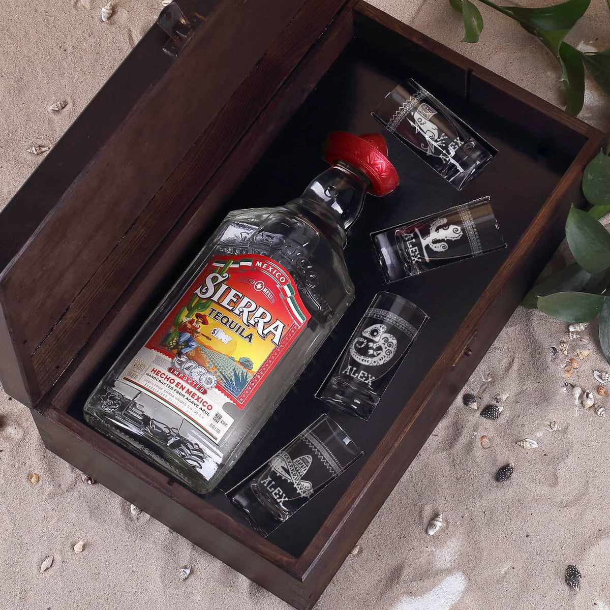 Dinkle Holzkiste mit 4 gravierten Tequilagläsern und einer Flasche Sierra Tequila