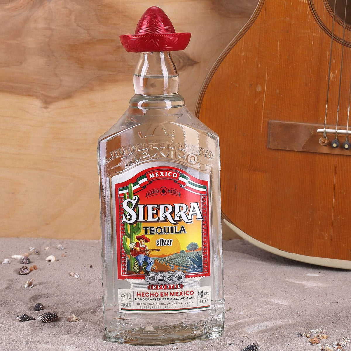 Eine Flasche Sierra Tequila Siver 700ml mit rotem Sombrero Hut
