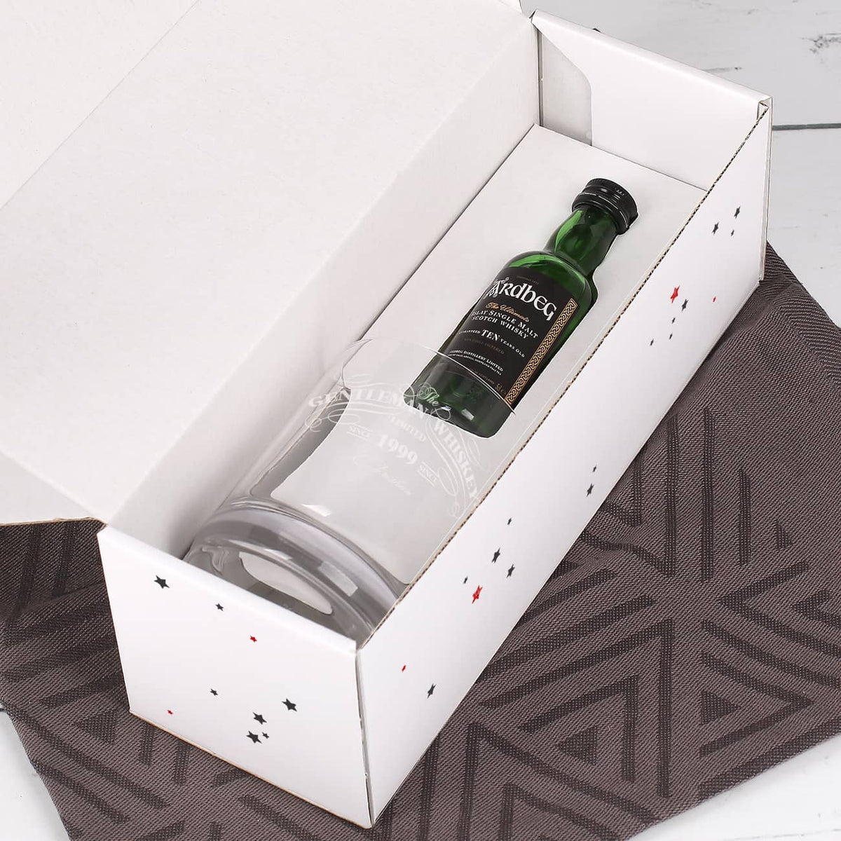 Glas mit Whisky in der Verpackung