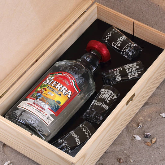 Gravierte Shot-Gläser mit Sierra Tequila in einer Geschenkbox
