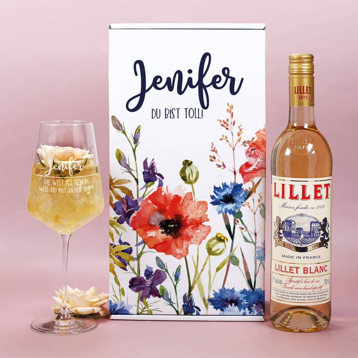 Persönliches Geschenkset mit einer Flasche Lillet Blanc, gravierten Weinglas und bunten Frühlingsblumen gestaltet