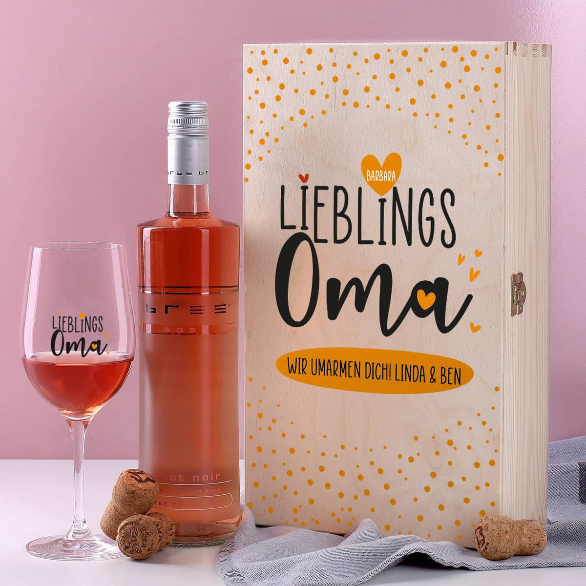 Lieblingsoma - Weingeschenk mit bedrucktem Glas in edler Holzverpackung