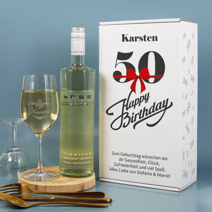 Geschenkset zum 50. Geburtstag mit graviertem Weinglas und Weinflasche in bedruckter Geschenkbox