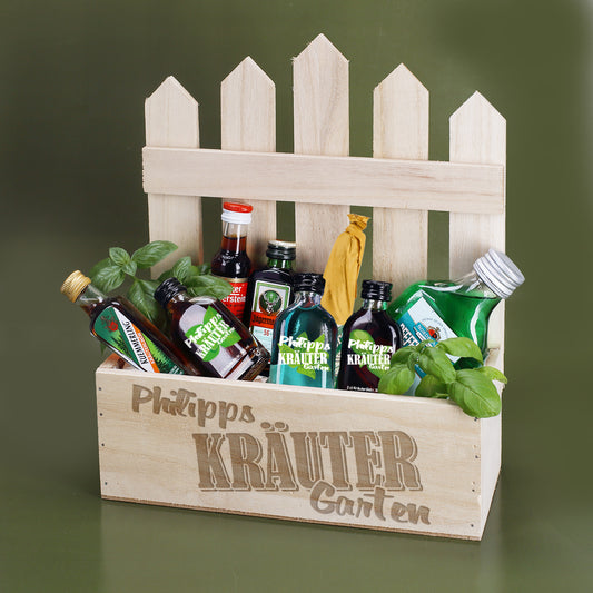 Kräutergarten mit Pflanzkiste und verschiedenen Kräuterschnäpsen - mit Name