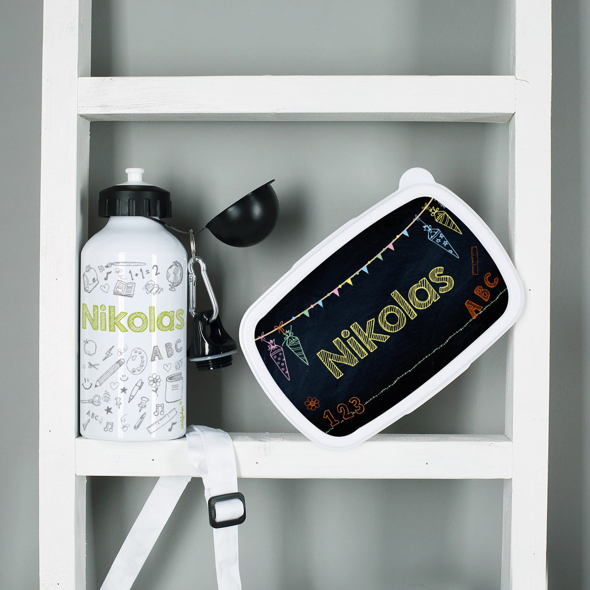 Set zur Einschulung mit Tafeloptik-Motiv auf Trinkflasche und Brotdose