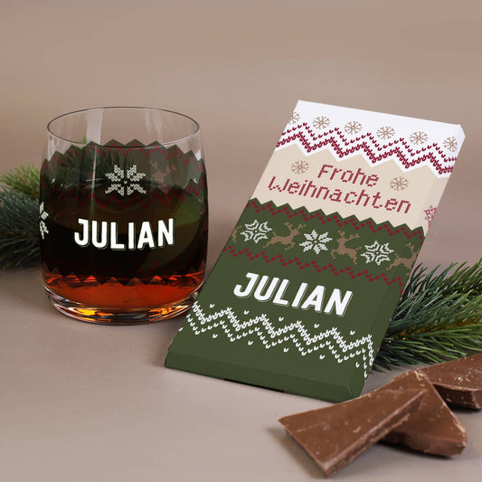 Berucktes Whiskyglas und Schokolade mit Name und Weihnachtsstrickpullover Motiv