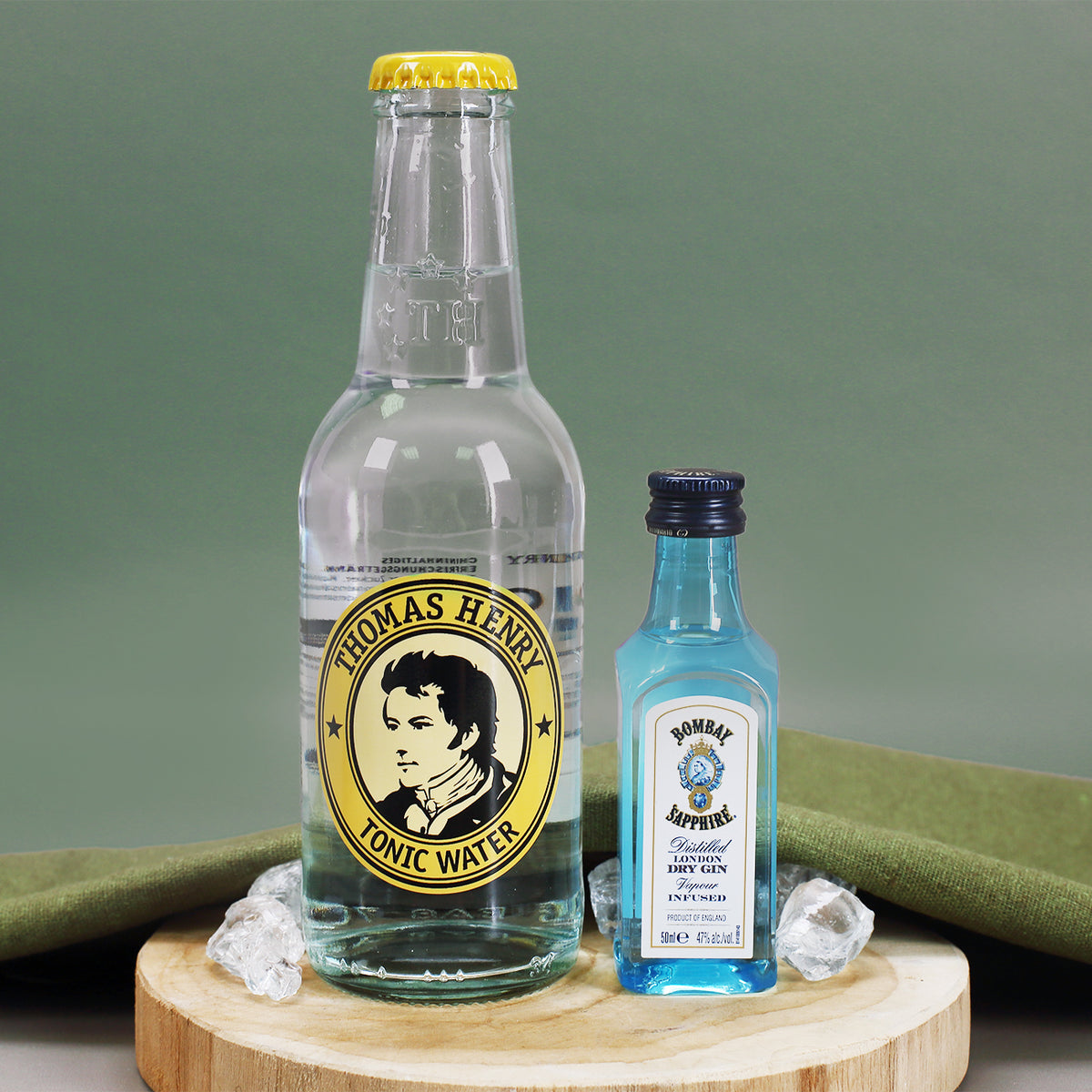Geschekset zu Weihnachten mit Gin, Tonic und graviertem Glas