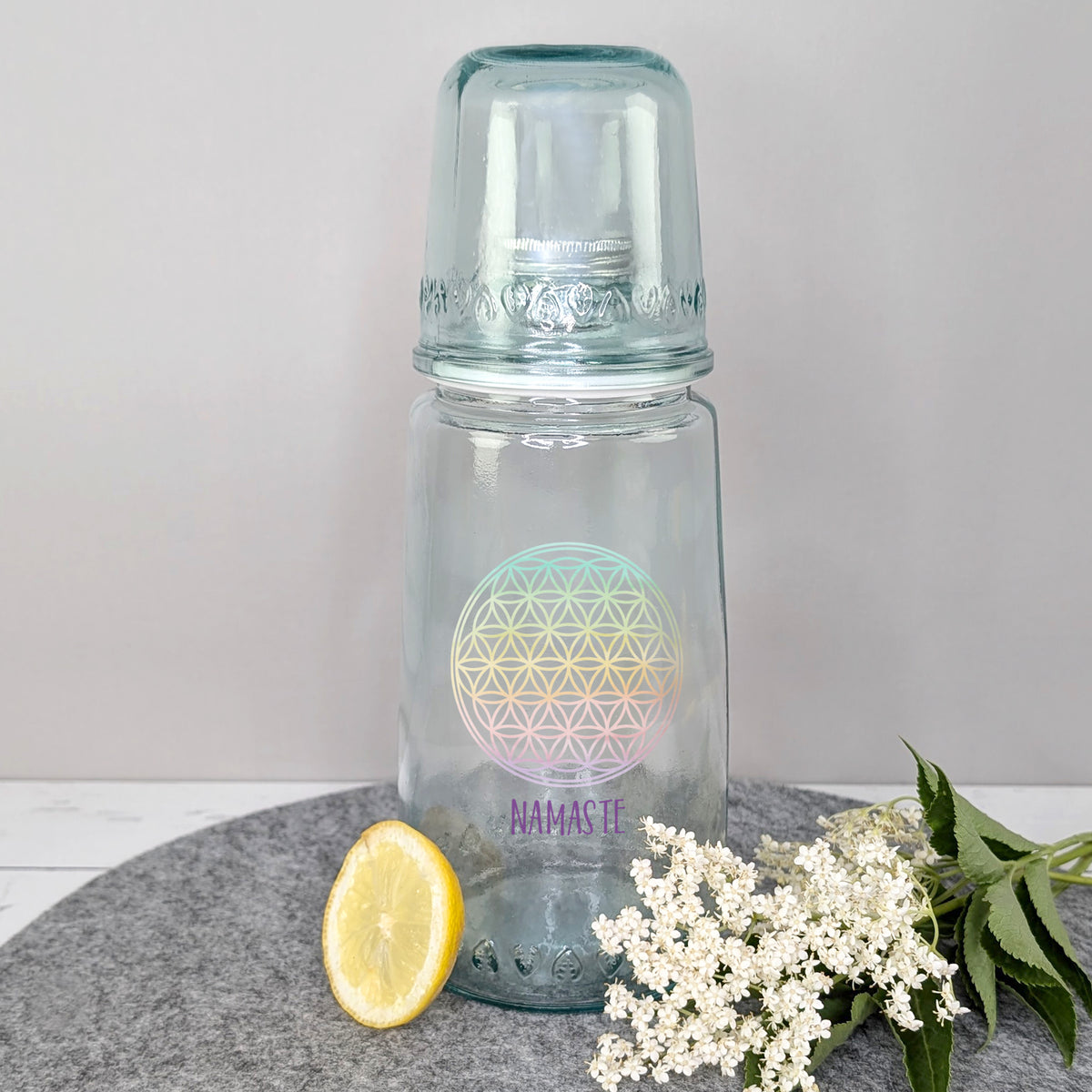 Karaffe mit Trinkglas personalisiert mit Wunschtext für Wellness und Bar | Lebensblumen Mandala