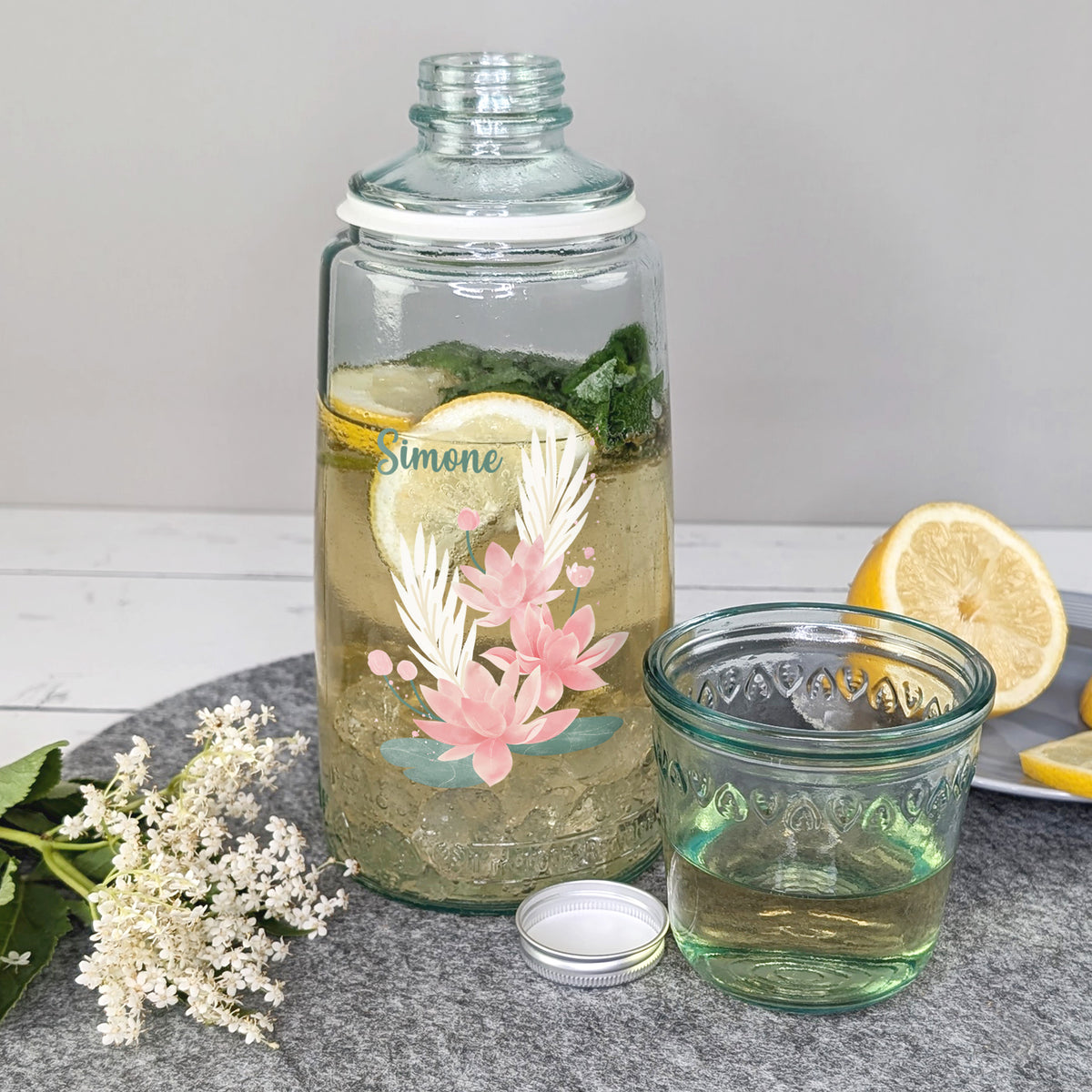 Komplettes Karaffen-Set mit Trinkglas gefüllt mit Wasser, Zitronen & Minze