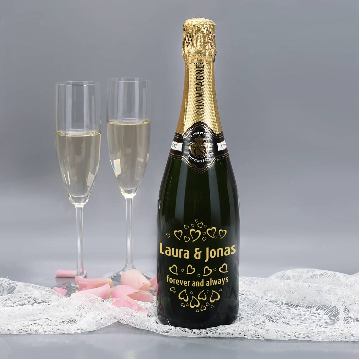 Champagner zum Valentinstag mit Herzen, Namen und Datum