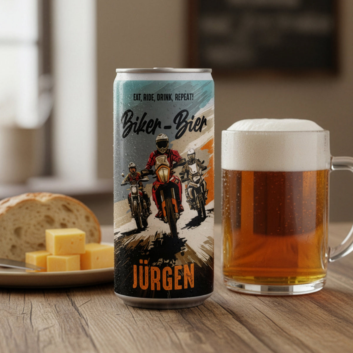 Biker-Bier Dose mit Motorradmotiv Classic Bike, Tourer, Adventure Reiseenduro, personalisiert mit Name Jürgen – mit Bierglas auf Holztisch