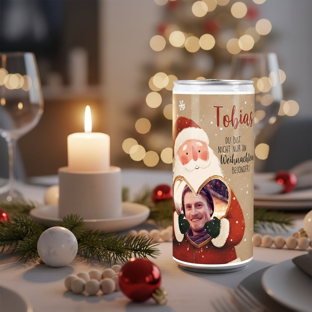 Weihnachtsbier-Dose mit personalisiertem Foto und Name, festlich dekoriert auf dem Tisch mit Kerze im Hintergrund.