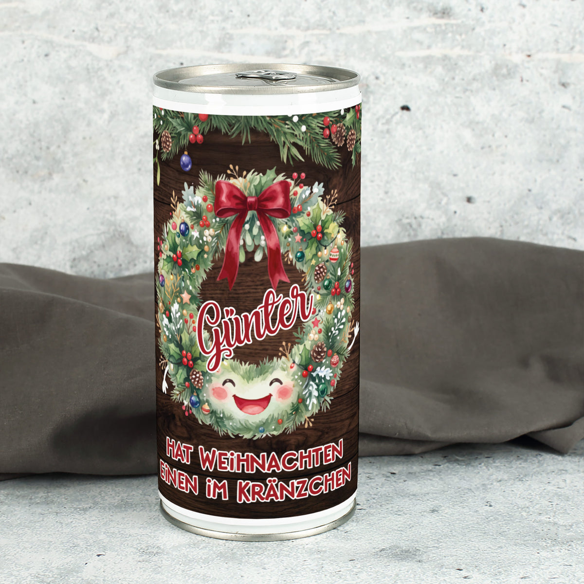Personalisierte Weihnachts-Bierdose mit Name Günter, lustigem Kränzchen-Spruch und dunkler Stoffdekoration