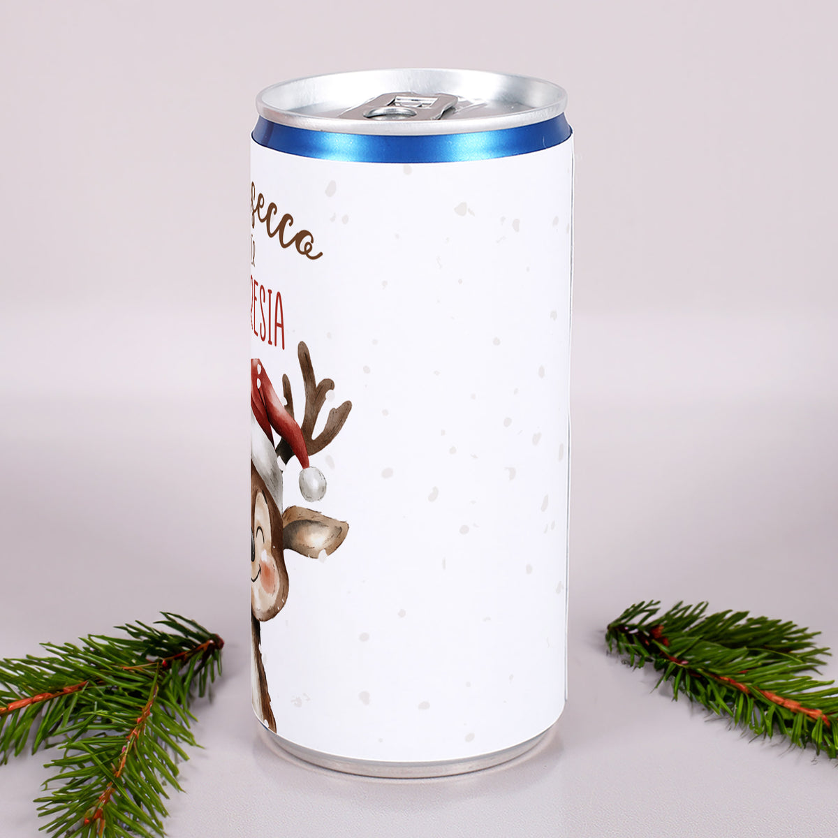 Personalisierte Frohsecco-Dose mit Rentiermotiv und weihnachtlichen Zweigen dekoriert