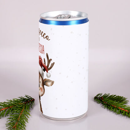 Personalisierte Frohsecco-Dose mit Rentiermotiv und weihnachtlichen Zweigen dekoriert