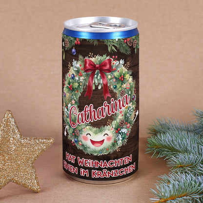 Personalisierte Secco-Dose zu Weihnachten mit Name im festlichen Weihnachtskranz und lustigem Spruch „Hat Weihnachten einen im Kränzchen“